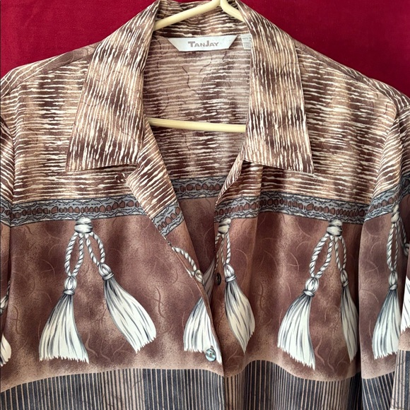 Tan Jay women’s Brown and Cream Patterned Shirt with straight hem and side slits - Picture 2 of 7